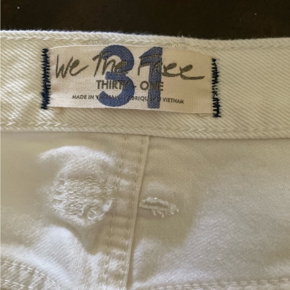 We The Free  Makai Jean Short(3 to 4 inch inseam; 12" front rise; Waist 32”) - Picture 6 of 14